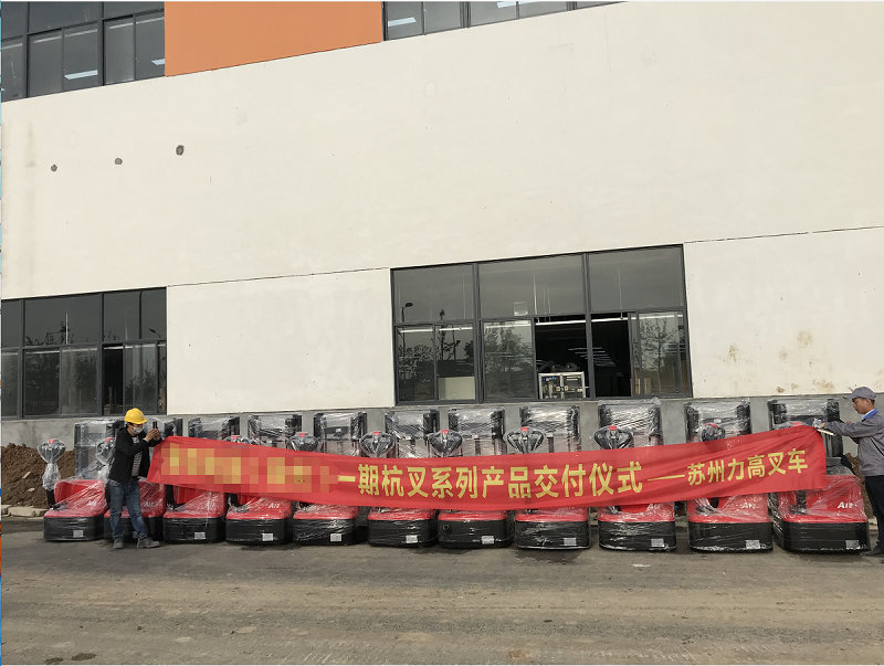 蘇州某高校試驗器材吊裝